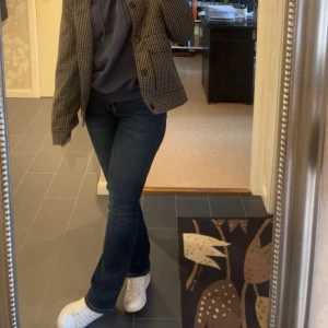 Jeans - Säljer mina mörkblåa boothcut jeans ifrån Zara i storlek 36, sitter jätte skönt på. Skriv för fler bilder🩷nypris 600