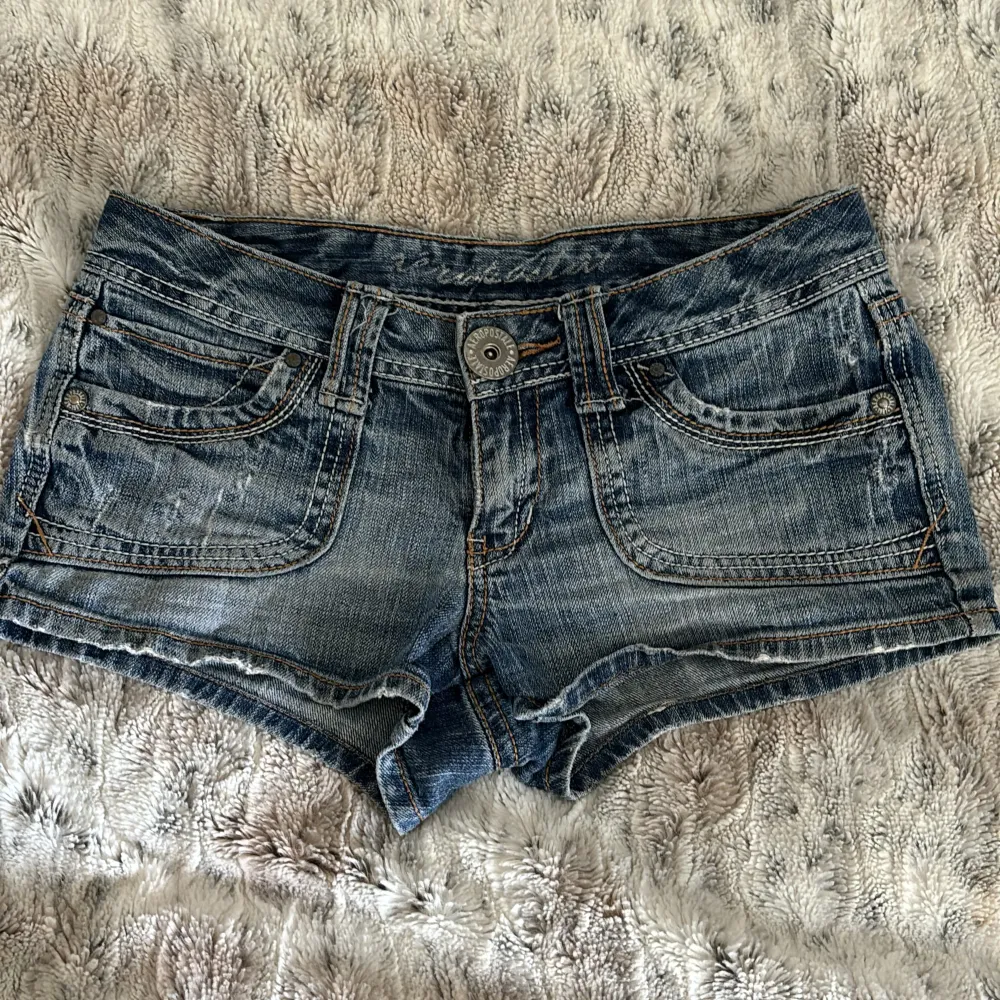 As snygga jeans shorts som jag säljer då de är för små💕 Midjemått rakt över: 38cm. ❣️Buda i kommentarerna❣️. Shorts.