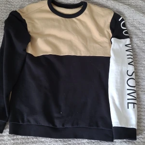 Only Tröja, storlek 170-176 passar S - ONLY Tröja storlek 170-176 men passar även storlek s. Bra skick och väldigt snygg hoodie!