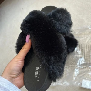 Tofflor päls - Storlek 37-38. Päls på från Asos