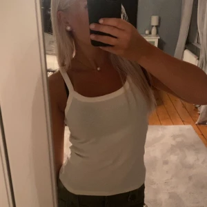 Vitt linne - Basic vitt linne från H&Ms barnavdelning. Oanvänt med prislappen kvar💗💕