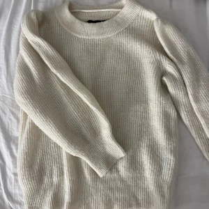 Vit stickad tröja vero moda - Jätte fin tröja nu till höst från Vero Moda.  Knappt använd, tröjan är i fint skick utan några defekter. Nypris 399kr💕 skriv gärna för fler bilder!