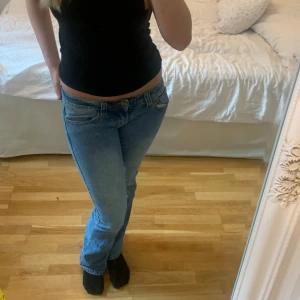 Low waisted bootcut jeans från brandy  - Blåa jeans från brandy Melville i storlek 34