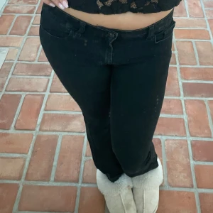 Svarta jeans - Jättefina men är tyvärr lite för korta på mig som är 170 cm. Jag har sprättat upp de som syns på sista bilden. Tröjan som är till finns också ute vid intresse. Skriv vid frågor!💓