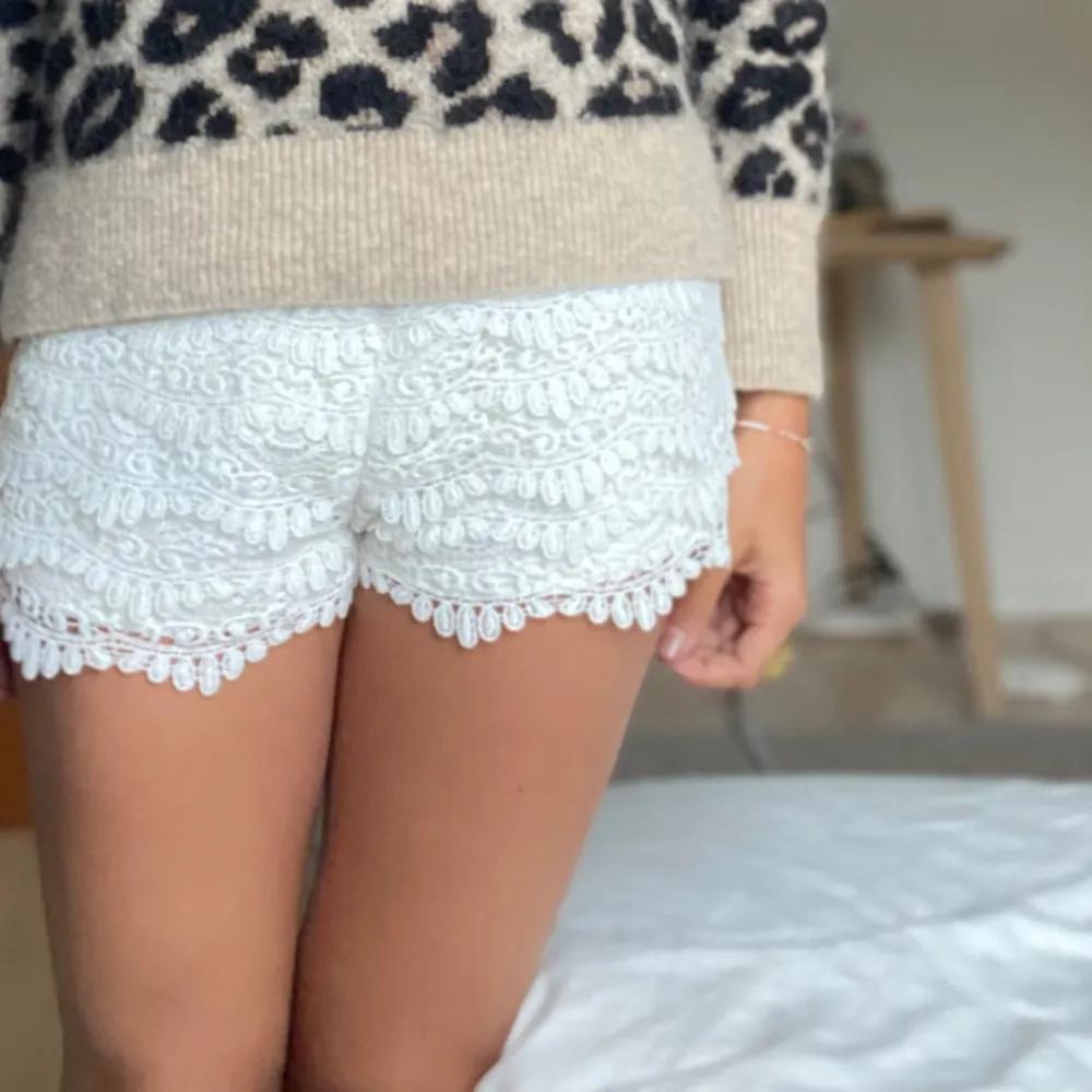 Säljer mina spetsshorts då de inte kommer till användning🤍Jag är osäker på märket eftersom de är köpta i Berlin💖 Skriv privat för fler bilder🥰 Pris kan diskuteras vid snabb affär 💖. Shorts.