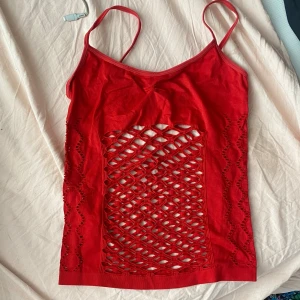 Cut-out tank top - Köpte den såhär så inte diy, tajt så den sitter bra 