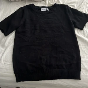 Stickad t-shirt - Stickad tröja från vila som jag själv klippt av ärmarna på, använd och lite nopprig därav priset😊 