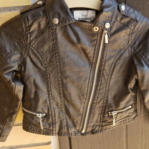 Jacka - Hej jag säljer  den svart jacka som har köpt från kappahl 499kr.nu jag ska sälja den 120kr.om ni vill den kontakta  mig . M.v.h Emma  E