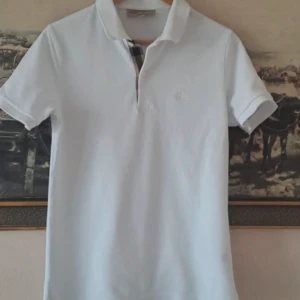 Burberry london pike - Säljer denna riktigt laidback piken från burberry💯💯skick 10/10 och storleken är S 👍kp för prisförslag eller byte💯