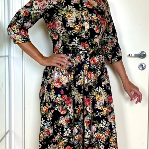 Vintage Floral Dress - Worn a couple of times only for photoshoots and recordings.  The dress is from 2020 and made in Poland (EU).  Great quality, nicely sewn. It was a gift from the brand.