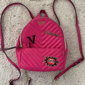 Victoria’s secret mini väska - Säljer denna Victoria’s secret mini väskan då jag inte får nån användning av den, väldigt bra skick då jag knappt använt den