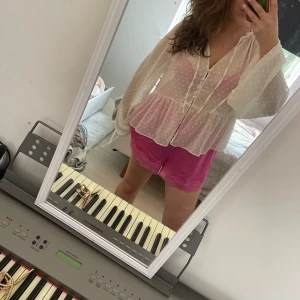 Blus från Zara - Vit blus från Zara. Jättefint skick. 