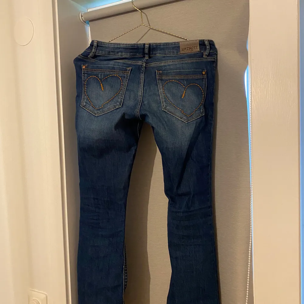 Säljer dessa eftersom det inte kommer till användning och är något små i midjan. Jag köpte det själv begagnat, men är fortfarande i gott skick.💕. Jeans & Byxor.