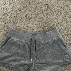 Gråa Juicy couture mjukis shorts - Knappt använda
