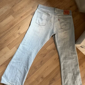 Levis 527 Low bootcut jeans  - Jeans i befintligt skick.  Defekter: lite slitna (nötningar) längst ned på byxbenen. En liten svart fläck på vänster smalben.   Annars är det de ganska sparsamt använda och är i godtagbart skick.   Mått och andra frågor skicka gärna ett dm!!!