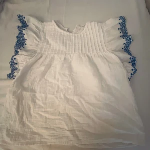 Jättefin blus med blåa detaljer - Har använts 2-3 gånger, jättebra skick och passar till nästan allt❣️Den är i storlek 152 men passar även 158/164.