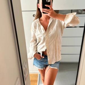 Linneskjorta från Arket! - Beige, helt oanvänd linneskjorta från Arket! Så fin och luftig. (Detta är en intressekoll) 🩷