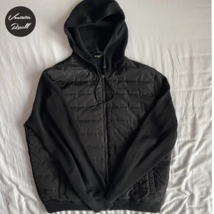 Massimo dutti cardigan - Säljer nu en väldigt eftertraktad Massimo dutti cardigan model som inte säljs längre Storleken är M och passar S och L  Ny pris ligger på 1800kr Säljs för 950kr priset kan diskuteras 🥂