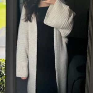 Stickad kofta - Superfin beige kofta med vida ärmar. Lite oversized i modellen. Går nästan ner till hälen på mig som är 156. Använd en enstaka gång. Hör av er privat om ni har några frågor eller vill se fler bilder.