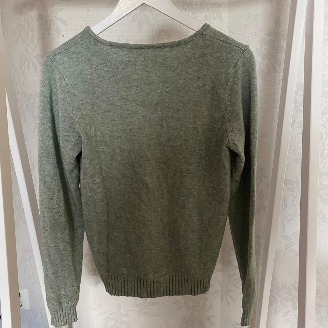 V-Ringad grön stickad tröja - 90