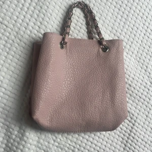 Väska  - Jätte fin Väsk från don donna säljer för att den inte kommer till användning💗 den är i gott skick 