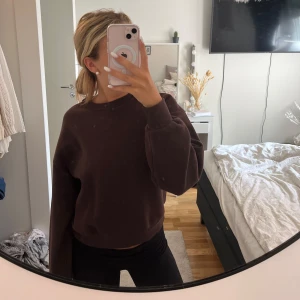 Brun tröja  - Säljer denna mysiga tröja då den inte kommer till användning. Använt några fåtal gånger och har ingen defekt, storlek xxs men sitter som en xs