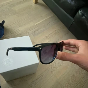 Solglasögon  - Solglasögon som är identiska till rayban boyfriends och väldigt snygga.