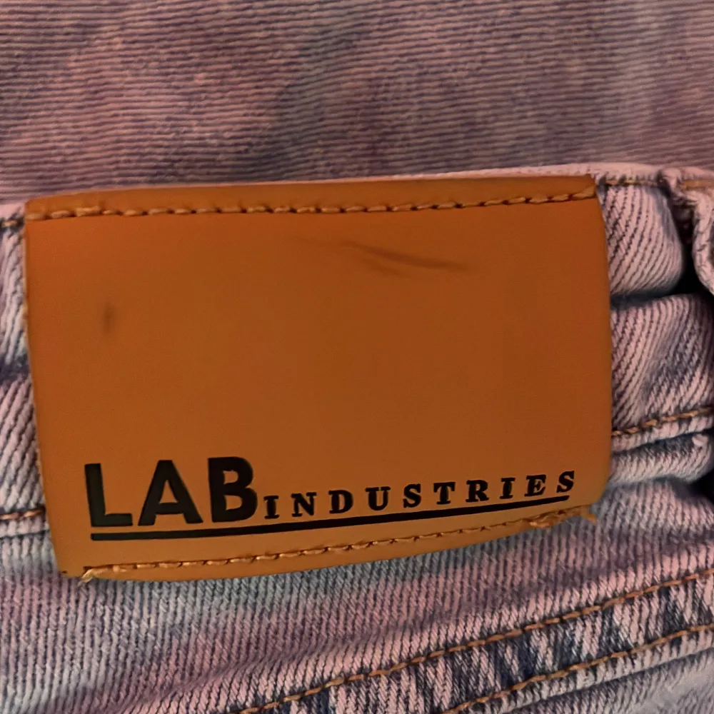 Tja säljer ett par ljusblåa jeans. Jeansen är av ”Lab industries”. Jeansens passform är Loose fit, så inte jätte baggy men inte tajta heller. Storleken är 146 men skulle säga att dom passar 152 och möjligen 158 med lite häng. Hör av er vid frågor!. Jeans & Byxor.