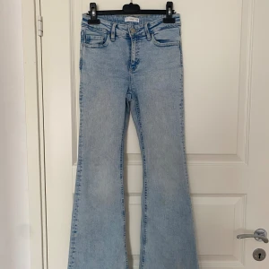 Utsvängda jeans från Mango - Säljer ett par ljusblåa utsvängda jeans från Mango med hög midja. Endast använt ett fåtal gånger. Säljer dessa eftersom de har blivit för korta för mig (är 165cm). Mycket bra skick och passar utmärkt året om✨