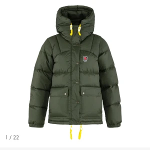 Fjällräven jacka - Intressekoll på min gröna Fjällräven jacka. Jackan är i mycket bra skicka och endast använd i en vinter💗