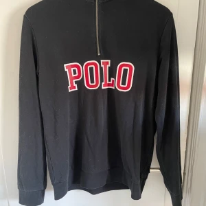 Half sip polo - Säljer den för det har blivit för liten skriv om man vill ha fler bilder fråga gärn om det är något man undrar över 