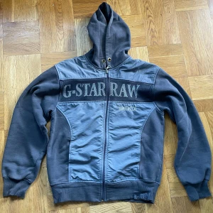 G-Star Raw hoodie zipup  - Skitsnygg G-star Raw hoodie köpt second hand🔥 En liten defekt (se bild 3) men inte märkbar med hoodien på. Skriv om du har frågor🙌 Passar som S-M