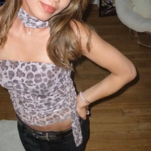 leopard topp  - Så snygg leopard top med scarf, det står storlek M men uppskattar storlek S 🐆🪩🍸