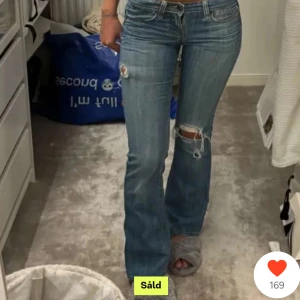 Lågmidjade snygga jeans - Köpte här på plick, lånade bilder! men säljer då dom tyvärr inte passade på mig. Endast testade! Hör av dig vid frågor.
