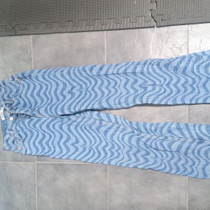 Jeans - Jeans med vågmönster från Pull & Bear som knappt använts ☺️🌸