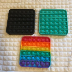 Tre stycken pop its - Tre stycken pop its i nyskick. Säljer alla tillsammans.