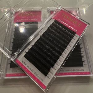 Fransförlängning volym - 3 stycken volym fransförlängningar så att man kan göra fransar på sig själv. Ena paketet är öppnat lite använt av 14mm, den heter ”Supreme lashes” till skillnad från dom andra som heter ”Easy fan lash”. Dom andra är oöppnade. Köp alla 3 för 60kr