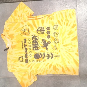 T-shirt  - Gul t-shirt med en bohemisk stil ☺️🌸 Knappt använd då den inte är min stil 🥰