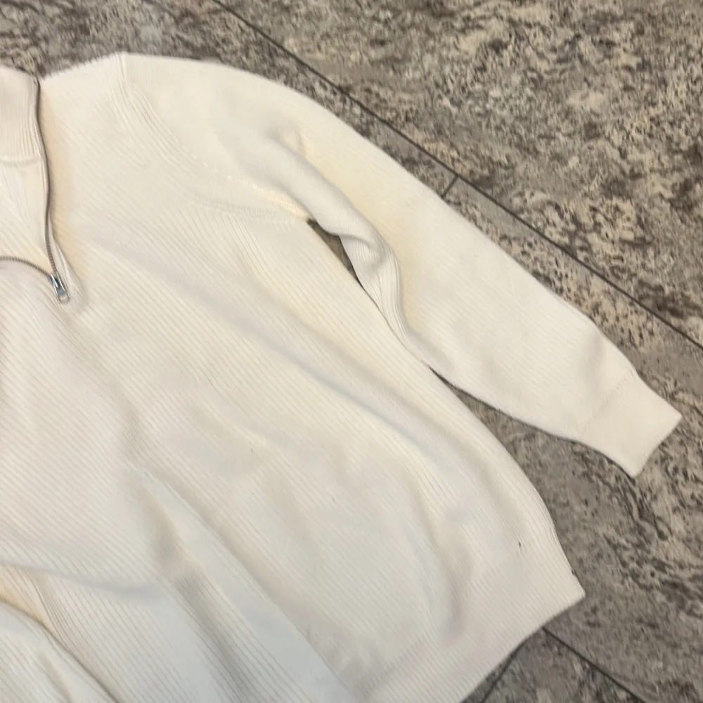 Zip tröja från zara köpt för 699 storlek s sitter jätte skönt funkar på M inte ens använt en gång. Hoodies.