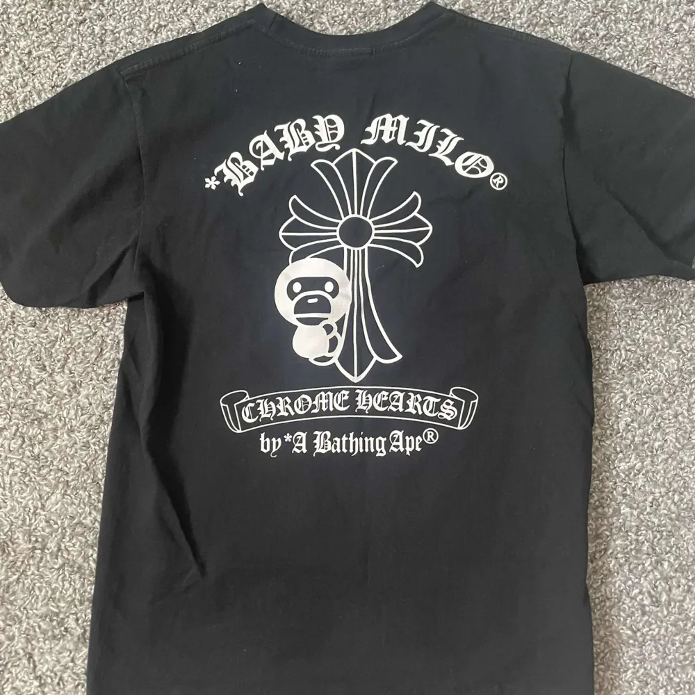 Säljer denna helt oanvända bape x chrome hearts t shirten. Pris/mått kan diskuteras i DM. T-shirts.