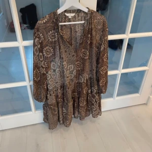 Klänning tunika H&M storlek M  - Klänning i skönt material. Skirt material. 