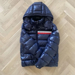 Vinter Jacka Moncler  - Säljer en sjukt snygg och ganska rare moncler jacka som passar perfekt till våran. Den påminner om en maya fast ör mycket tunnare och funkar därför perfekt till våren!