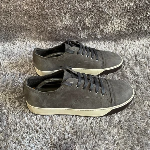 Lanvin cap toe - grå mocka - Tja! Säljer nu dessa gråa Lanvin skor. Storlek: 41/ uk 7. Skick: 9/10. Nypris: 4500kr. Endast skorna tillkommer. Kontakta mig för fler bilder eller info!