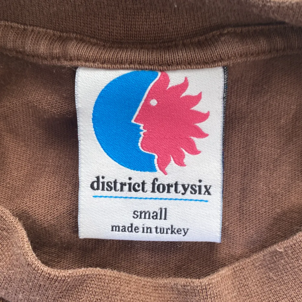 Jag säljer en riktigt snygg o bekväm district T-shirt som är baggy i storlek S. Nypris är runt 500kr Köparen står för frakten . T-shirts.