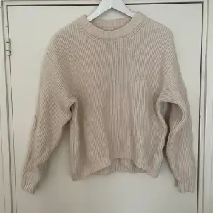 Beige/benvit Stickad tröja från H&M,  Ganska gott skick men lite nopprig.  Storlek S