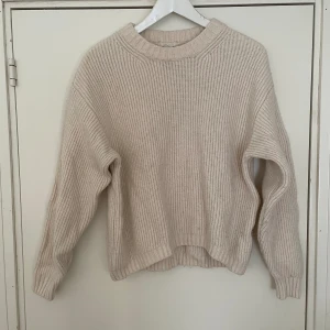 Stickad tröja  - Beige/benvit Stickad tröja från H&M,  Ganska gott skick men lite nopprig.  Storlek S