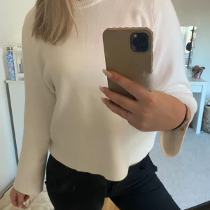 vit stickad tröja 💌 - Använd 1 gång🤍Storlek M men passar även S