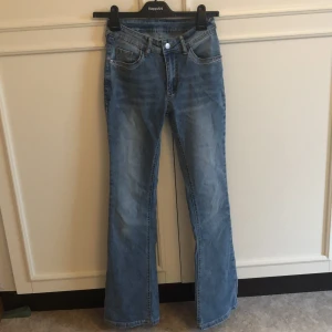 Low waist bootcut jeans, storlek XS - Jättefina jeans med detaljer på bakfickorna. Bra skick. 🫶🏻