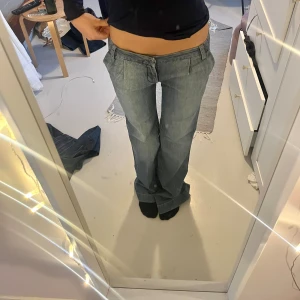 Lågmidjade bootcut jeans  - Lågmidjade bootcut jeans. Midjemått 38cm innerbenslängd 83 cm. Tryck på köp nu om du vill köpa ❤️‍🔥