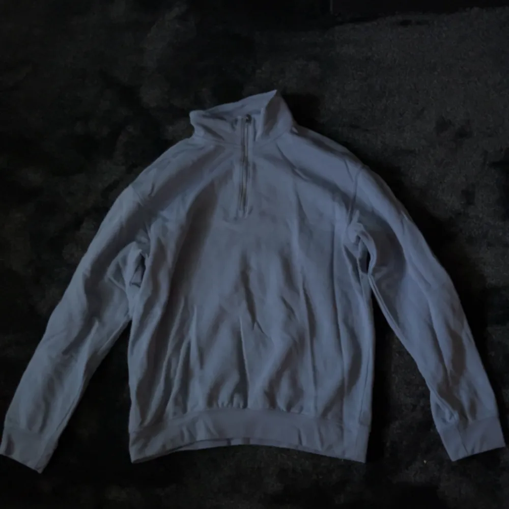 Ljusblå half zip tröja från HM.  Använd fåtal gånger.  Finns i svart och vit färg också. . Tröjor & Koftor.